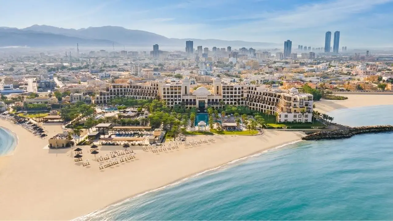 نجاح الدفاعات الجوية في اعتراض طائرة مسيرة فوق رأس الخيمة وسقوط شظاياها دون إصابات